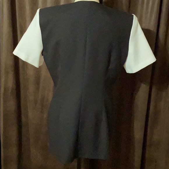 Short Sleeve Blouse. Black/White size 12 - Picture 2 of 4